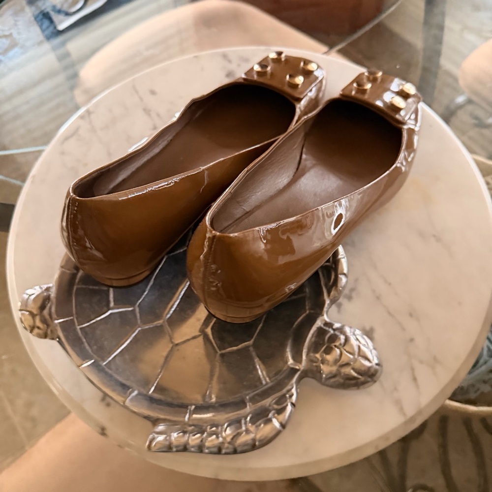 Gucci Tan Patent Leather Loafers with Gold Accents Size EU 41 Like New - Picture 5 of 12